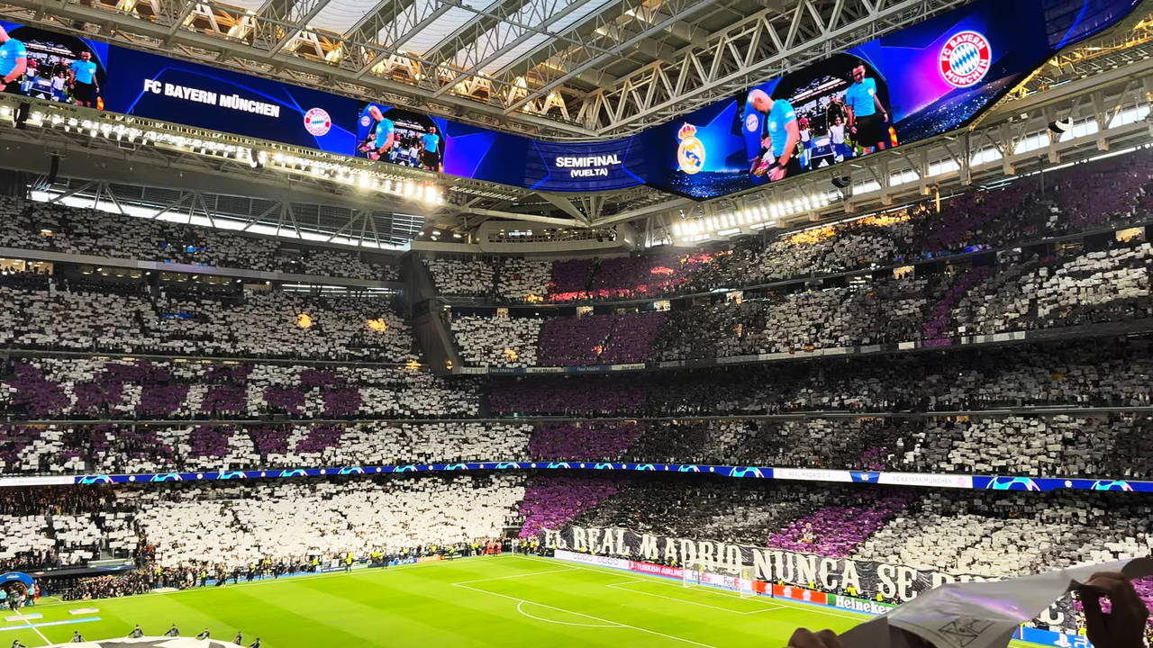 Bernabéu in Madrid — Vollbesetzter Innenraum mit Choreografie auf den Rängen und umlaufenden Videobändern