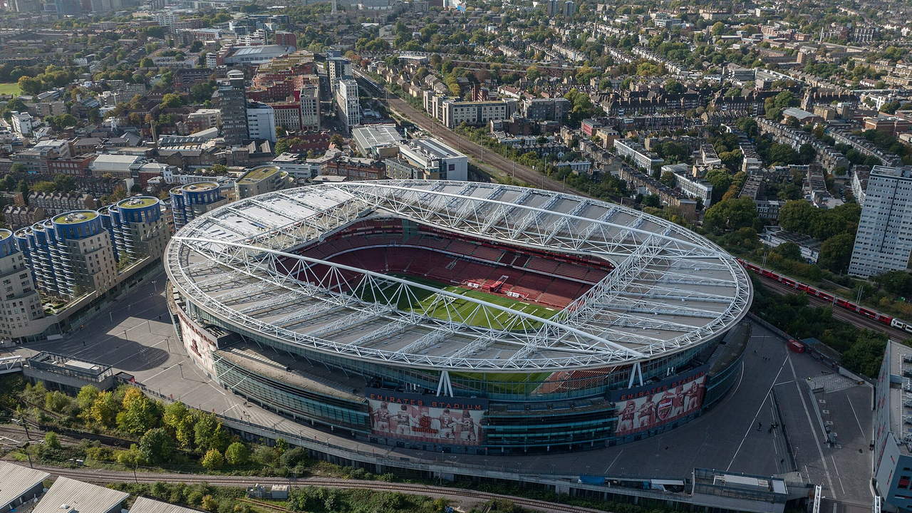 Emirates Stadium in London — Luftbild des ovalen Stadions inmitten der Wohnbebauung von Nord-London