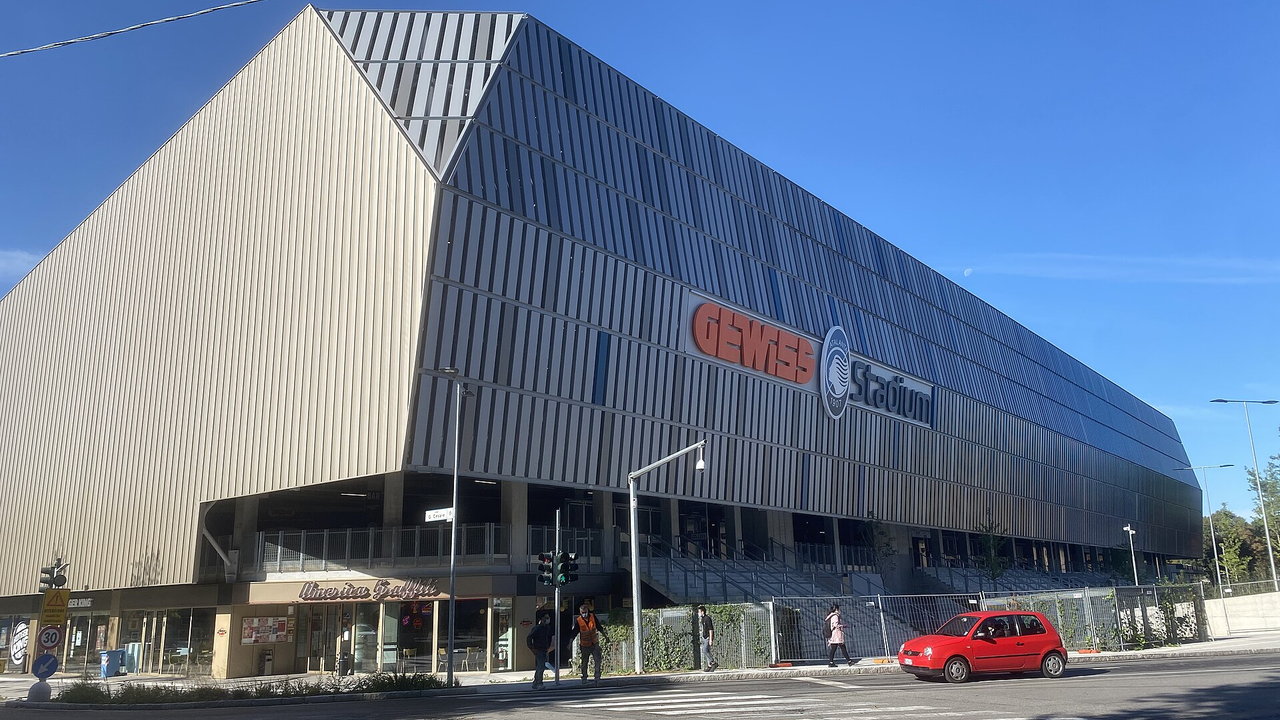 Gewiss Stadium in Bergamo — Aussenansicht der geschlossenen Fassade mit Namenszug, davor Strasse und Gehweg