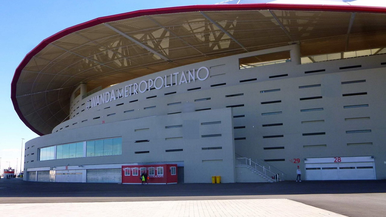 Metropolitano in Madrid — Aussenansicht mit dem weit auskragenden, geschwungenen Dach und dem Namenszug an der Fassade