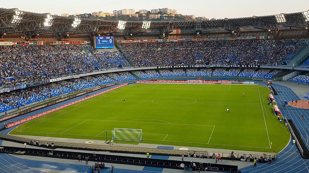 Stadio Diego Armando Maradona in Neapel — Innenraum mit umlaufender Laufbahn und gefüllten blauen Rängen
